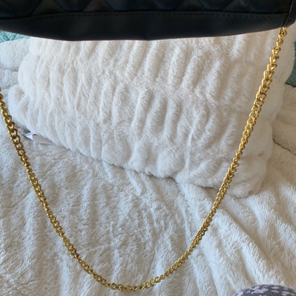 Younique quilted black purse with gold chain strap - Picture 6 of 6